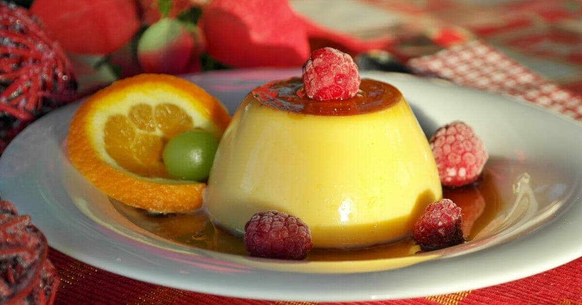 Sidruni Panna Cotta vaarika-apelsini kastmes