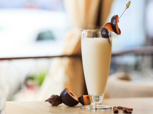 Jäätisekokteil ploomimahlaga