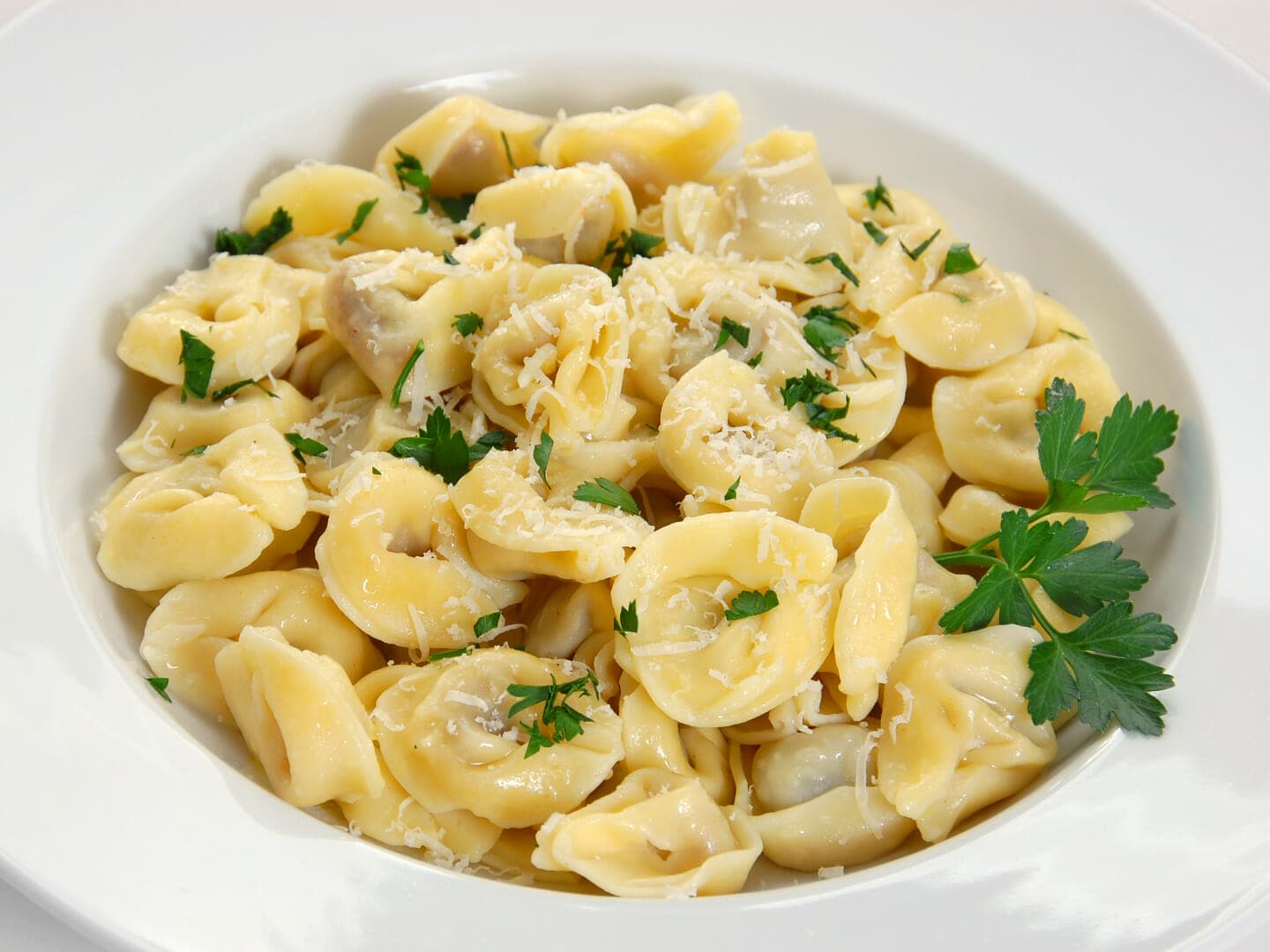 Kodune isetehtud tortellini liha ja juustutäidisega