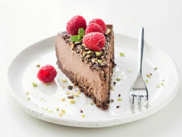 Küpsetamata šokolaadi-toorjuustukook vaarikatega