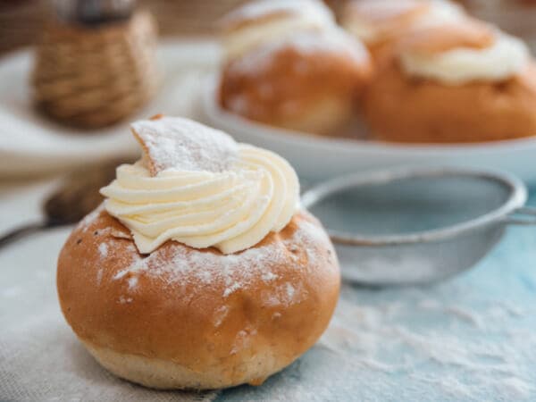 Vastlakukkel martsipanitäidisega