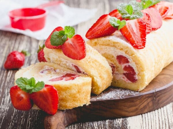 Rullbiskviit maasikatega