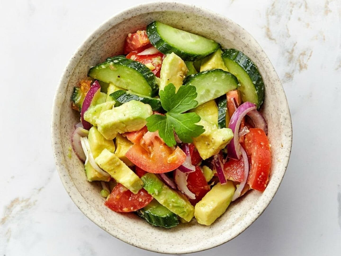 Kurgi, tomati ja avokaado salat